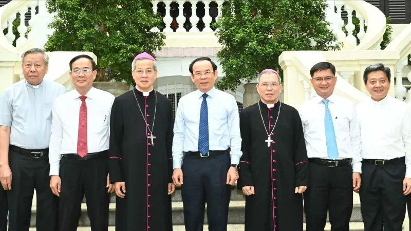 Bí thư Thành ủy TPHCM chúc mừng Giáng sinh tại Tòa Tổng Giám mục Tổng Giáo phận TPHCM