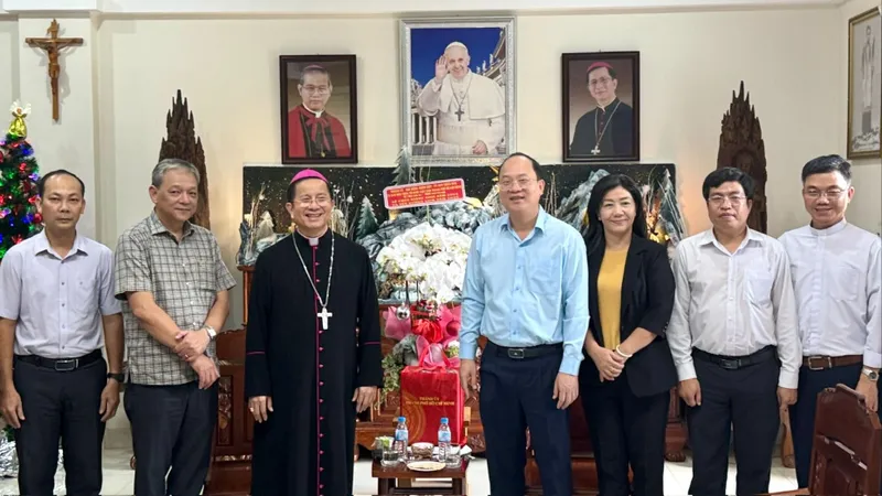 Lãnh đạo Thành ủy TPHCM thăm, chúc mừng Lễ Giáng sinh 2024 tại Bình Dương