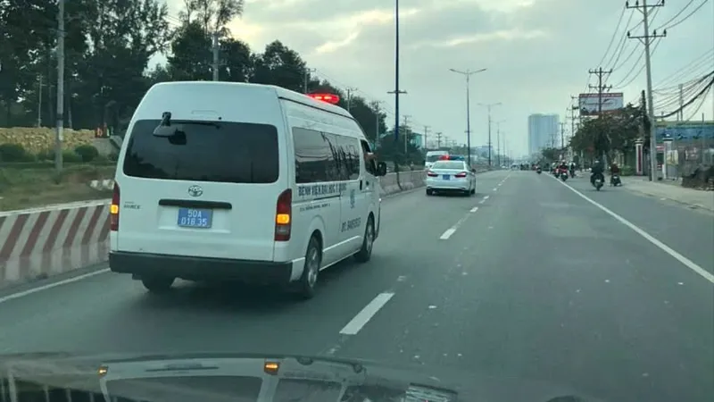 CSGT TPHCM hỗ trợ vận chuyển giác mạc mắt và mô tạng đến bệnh viện an toàn