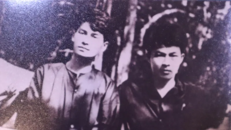 Nhà văn Anh Đức (phải) và nhà thơ Lê Anh Xuân tại chiến khu Đ. Ảnh: HNV TPHCM