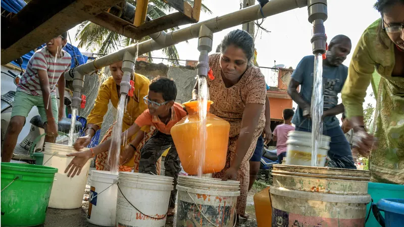 Bengaluru có lượng mưa dồi dào nhưng dân số tăng vọt đã gây căng thẳng cho nguồn nước truyền thống. Ảnh: NYT