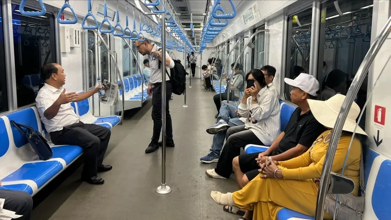 Lượng hành khách đi metro ổn định hơn ngày đầu hoạt động