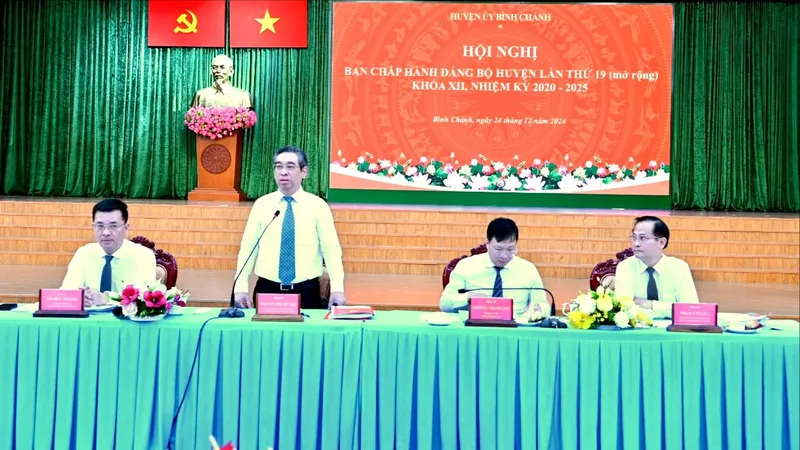 Kiện toàn đội ngũ cán bộ lãnh đạo, quản lý đủ phẩm chất, năng lực, gắn bó mật thiết với nhân dân