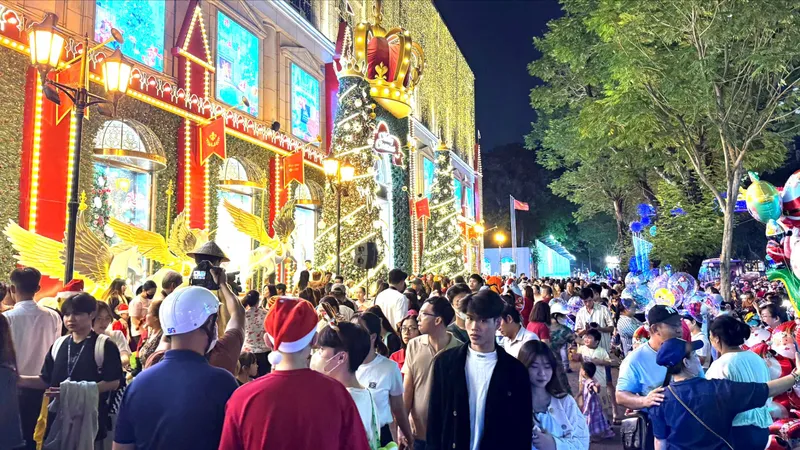 Dòng người tấp nập đổ về trung tâm TPHCM vui chơi Giáng sinh
