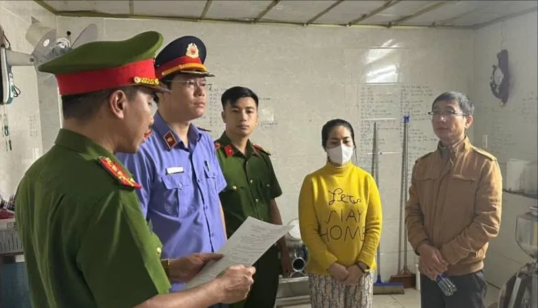 Công an tống đạt quyết định khởi tố đối với vợ chồng ông Phạm Xu Tý