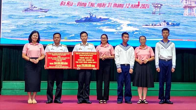 Hơn 20 tấn hàng chúc tết chiến sĩ trên các vùng biển, đảo