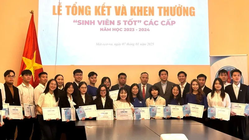 Các cá nhân xuất sắc nhận danh hiệu "Sinh viên 5 tốt" tại Nga. Ảnh: TRÍ DŨNG