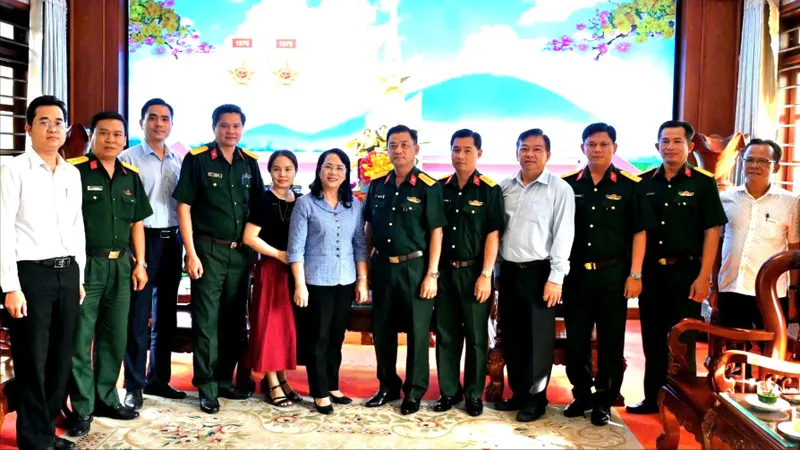 Lãnh đạo TPHCM thăm, chúc tết các đơn vị Quân đội