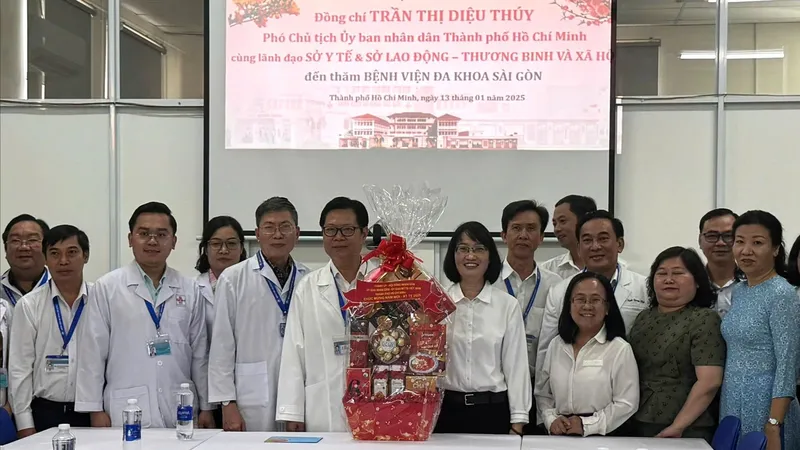 Phó Chủ tịch UBND TPHCM Trần Thị Diệu Thúy tặng quà chúc mừng Bệnh viện Đa khoa Sài Gòn