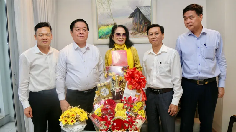 Trưởng Ban Tuyên giáo Trung ương Nguyễn Trọng Nghĩa thăm, chúc tết gia đình NSND Trà Giang