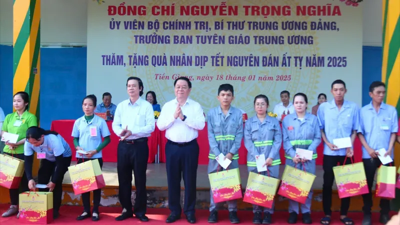 Trưởng Ban Tuyên giáo Trung ương tặng quà tết cho công nhân tại Tiền Giang