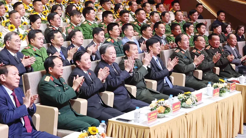 Tổng Bí thư Tô Lâm dự Chương trình nghệ thuật “Sống trong lòng dân”