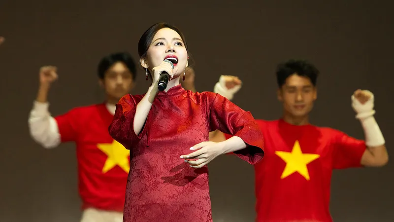 Ngô Lan Hương hát Đi giữa trời rực rỡ tại lễ trao giải Làn Sóng Xanh 2024