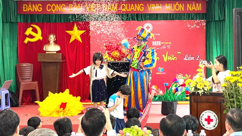 Bữa cơm đoàn viên: Trao yêu thương đến những mảnh đời khó khăn