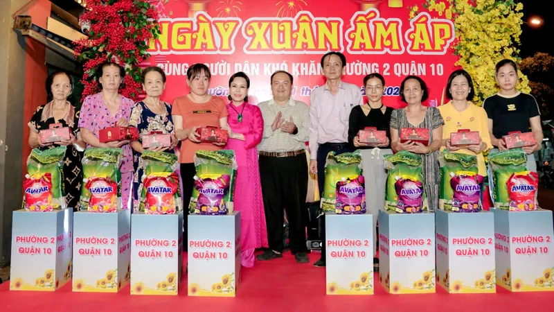 Việt Hương mang “ngày xuân ấm áp” đến với bà con khó khăn