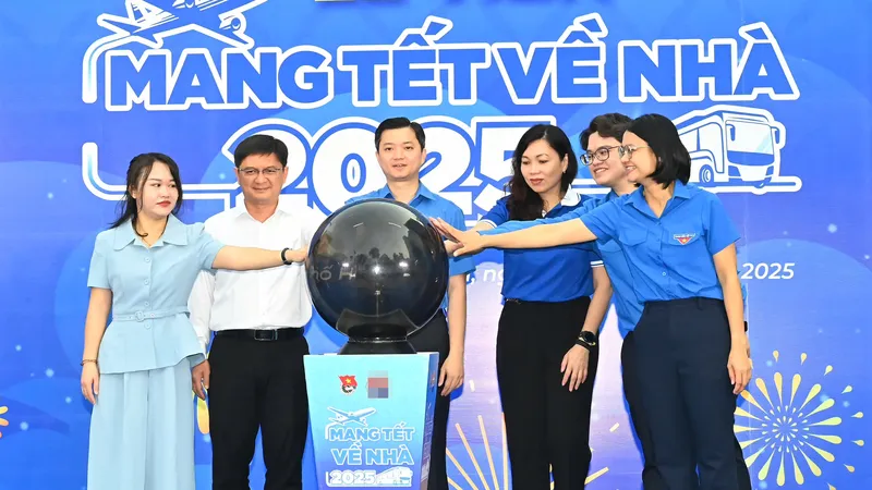 Thực hiện nghi thức khai mạc chương trình tại lễ tiễn. Ảnh VIỆT DŨNG