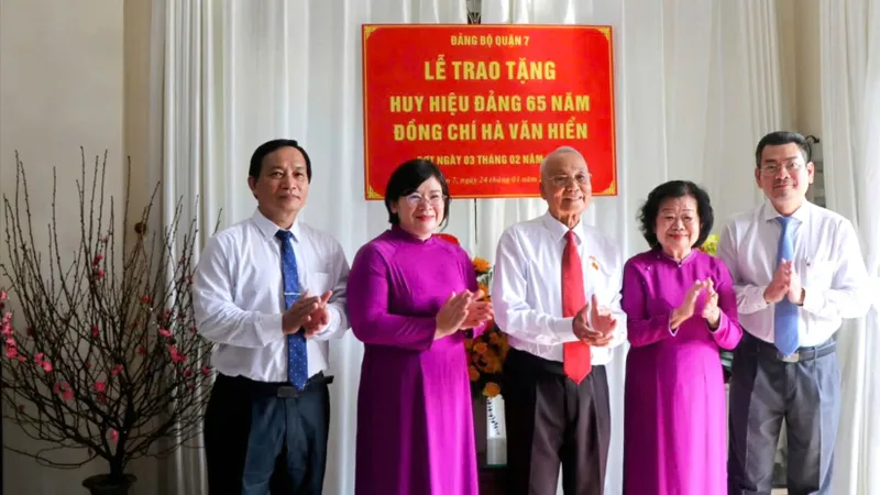 Trao Huy hiệu 65 năm tuổi Đảng đến đồng chí Hà Văn Hiển