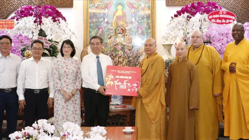 Đồng chí Nguyễn Phước Lộc cùng đoàn thăm, chúc tết Thượng tọa Thích Thanh Phong