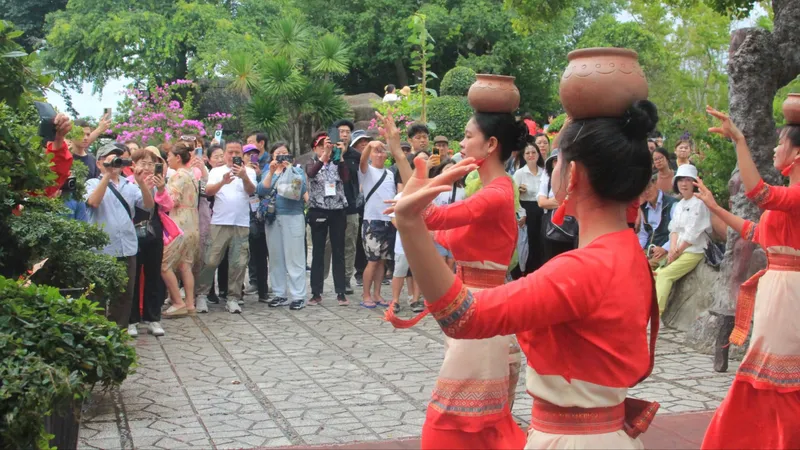 Nhiều điểm du lịch thu hút khách du xuân