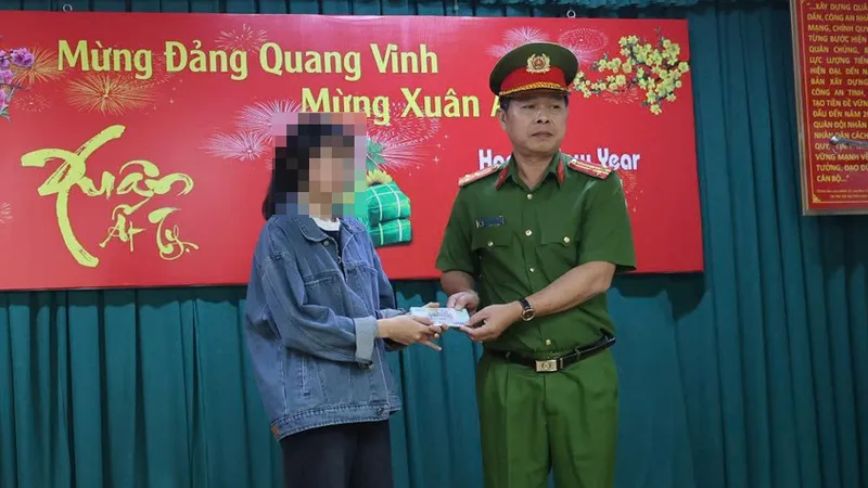 Thượng tá Trần Văn Phước (Phó Trưởng Công an quận 11) trao trả lại tiền cho chị Hạnh.
