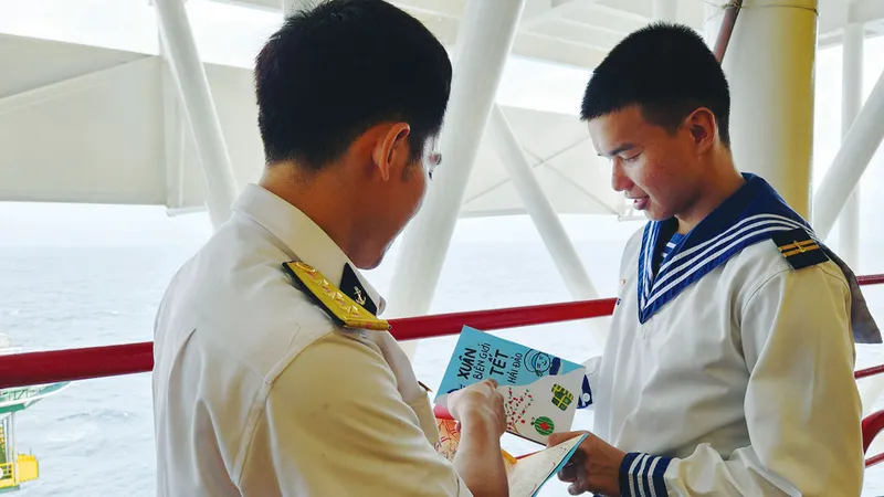Các bộ, chiến sĩ nhà giàn DK1 đọc thư gửi từ đất liền