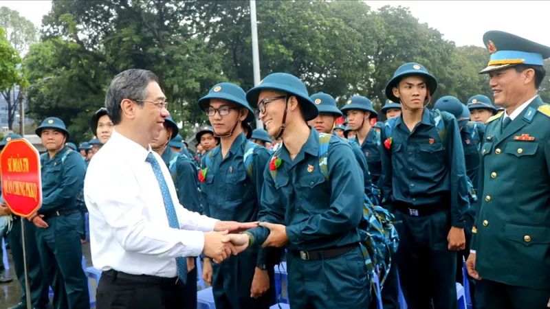 190 thanh niên quận 10 lên đường nhập ngũ