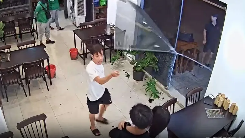 Người đàn ông chọc ghẹo cô gái, đập phá quán ăn