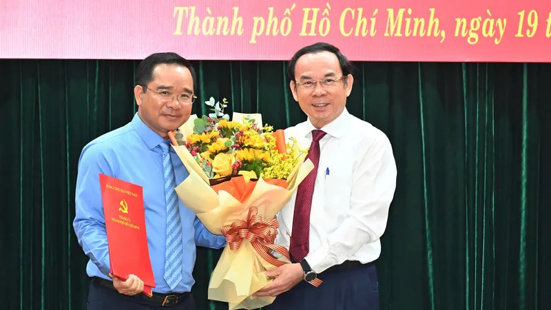 Bí thư Thành ủy TPHCM Nguyễn Văn Nên trao quyết định cho đồng chí Nguyễn Văn Được. Ảnh: VIỆT DŨNG