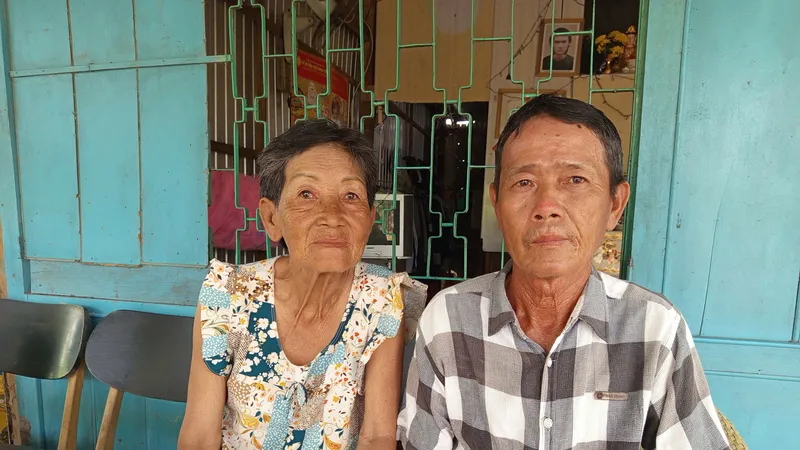 Vợ mắc bệnh Parkinson, chồng bị tai biến