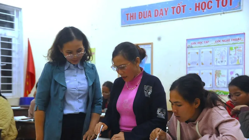 Lớp học xóa mù chữ nơi biên cương