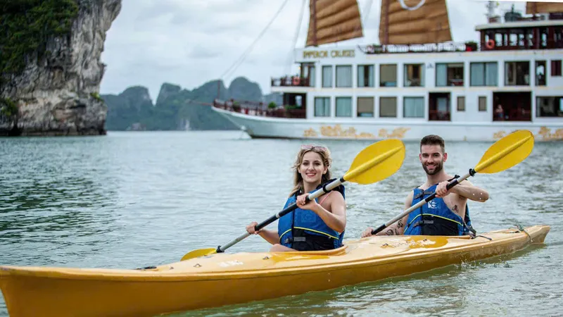 Nhộn nhịp khách tàu biển quốc tế đến Việt Nam