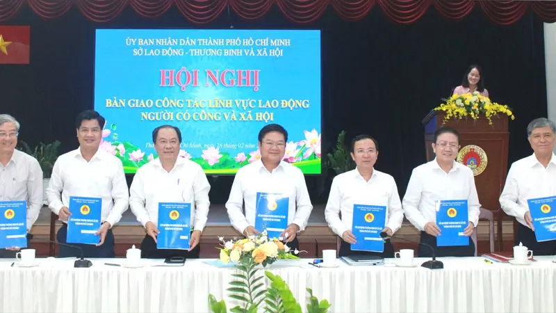 Sở LĐTB-XH TPHCM ký biên bản bàn giao công tác lĩnh vực lao động việc làm, người có công và xã hội cho 6 đơn vị
