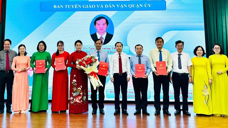 Lãnh đạo quận 6 trao quyết định, tặng hoa chúc mừng các đồng chí tại Ban Tuyên giáo Quận ủy và Ban Dân vận Quận ủy quận 6