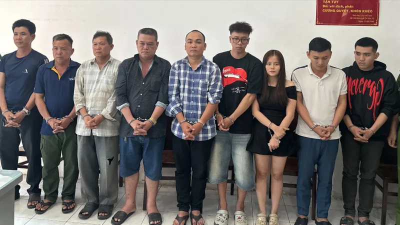 Nhóm đối tượng tại công an