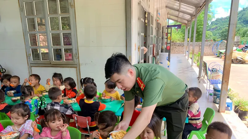 “Anh nuôi” của hàng ngàn em nhỏ vùng cao Mộc Châu