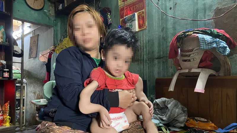 Chị Thơm chăm cháu Tài với cơ thể quặt quẹo