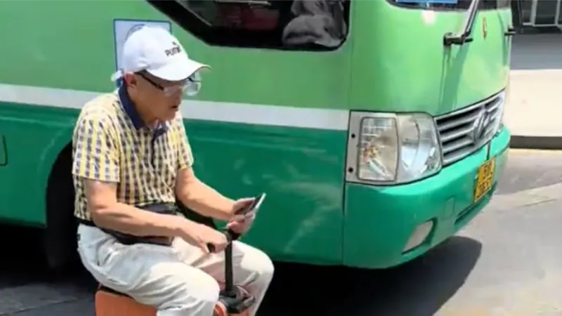 Người đàn ông cưỡi vali chạy giữa đường phố gây xôn xao dư luận 