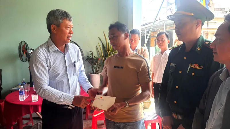Lãnh đạo tỉnh Quảng Nam thăm hỏi, hỗ trợ gia đình ngư dân gặp nạn trên biển