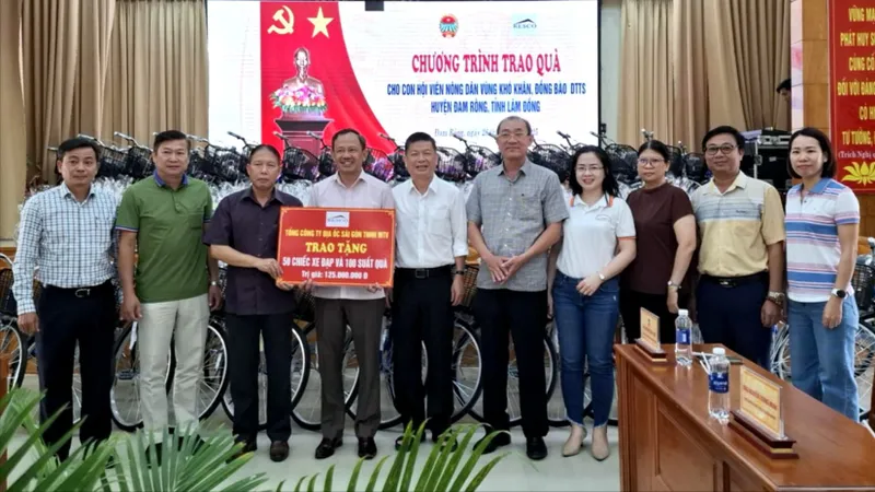 Đoàn công tác Resco trao bảng tượng trưng số tiền hỗ trợ các em học sinh có hoàn cảnh khó khăn tại huyện Đam Rông (tỉnh Lâm Đồng)