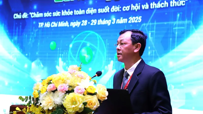 Thứ trưởng Bộ Y tế Nguyễn Tri Thức phát biểu tại hội nghị khoa học kỹ thuật Trường Đại học Y Dược TPHCM