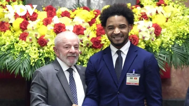 Tiền đạo Nguyễn Xuân Son được Chủ tịch nước Lương Cường và Tổng thống Lula da Silva ân cần hỏi thăm