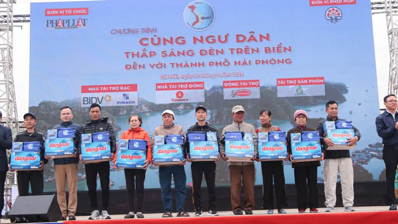 "Cùng ngư dân thắp sáng đèn trên biển" đến với ngư dân TP Hải Phòng