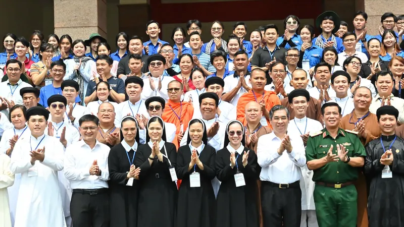 Lãnh đạo TPHCM thăm, động viên khối diễu hành MTTQ Việt Nam tập luyện