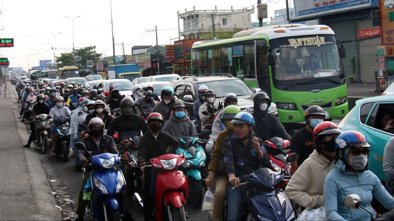 Người dân về quê nghỉ lễ, cửa ngõ TPHCM ùn tắc kéo dài