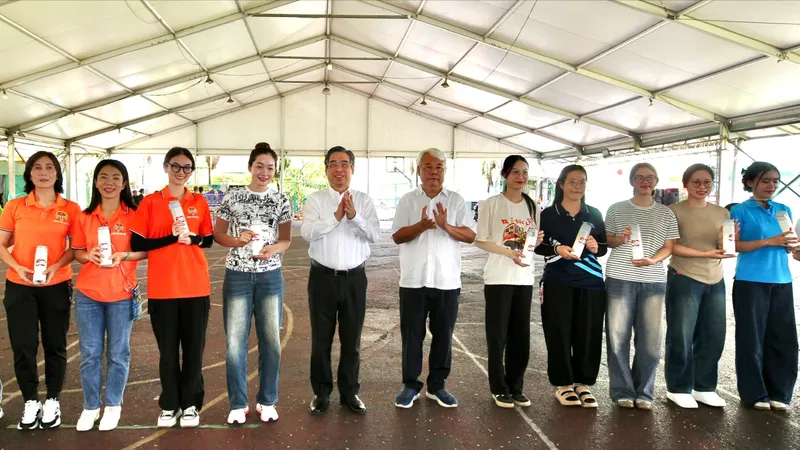 Lãnh đạo TPHCM thăm, động viên khối diễu hành công nhân và nông dân