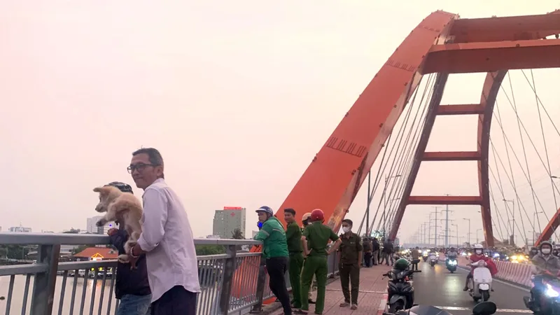 Công an tìm người nhảy sông và điều tra vụ treo cổ ở cầu Bình Lợi
