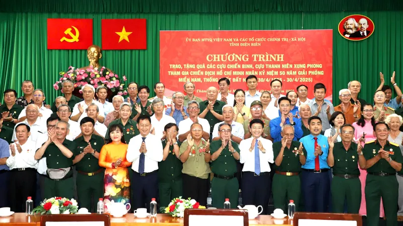 Trao quà tri ân các cựu chiến binh, thanh niên xung phong từng tham gia Chiến dịch Hồ Chí Minh