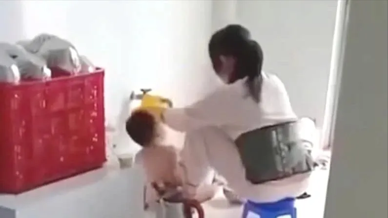 Người nhồi nhét thức ăn cho đứa bé là nhân viên nấu ăn của cơ sở mầm non tư thục Thu Sương