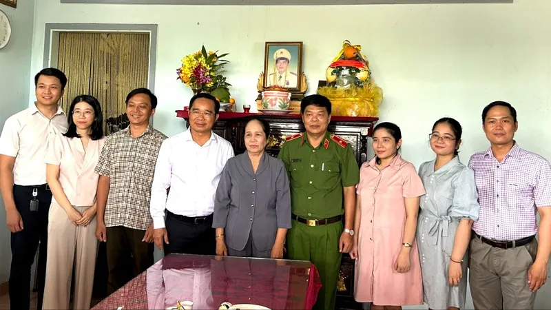 Chủ tịch UBND TPHCM Nguyễn Văn Được thăm hỏi gia đình các cá nhân tiêu biểu