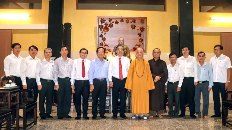 Đồng chí Nguyễn Phước Lộc thăm, chúc mừng cơ sở tôn giáo nhân Đại lễ Phật đản